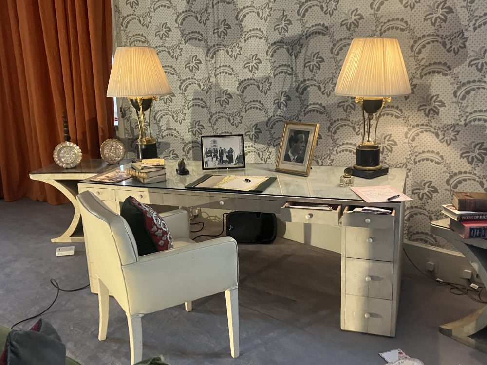 Bureau blanc. Cadre photo et lampes sur la table. Fauteuil de bureau blanc