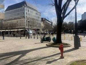 Place de l’opéra à Liège. Tram arrivant sur la gauche
