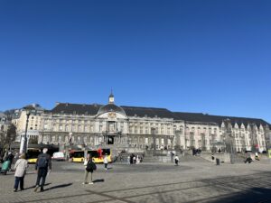 Palais des évêques à Liege. Place Saint Lambert devant