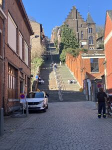 Bas des marches de Bueren à Liège