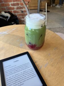 Thé macha avec coulis framboise et tablette ebook