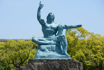 La main droite de la statue de 10 mètres de haut pointe vers la menace des armes nucléaires, tandis que la main gauche tendue symbolise la paix éternelle. Le visage symbolise la grâce divine et les yeux légèrement fermés offrent une prière pour le repos des âmes des victimes de la bombe. La jambe droite repliée et la jambe gauche tendue symbolisent à la fois la méditation et l'initiative de se lever pour sauver les peuples du monde. (traduction de la description de Harvey Barrison)