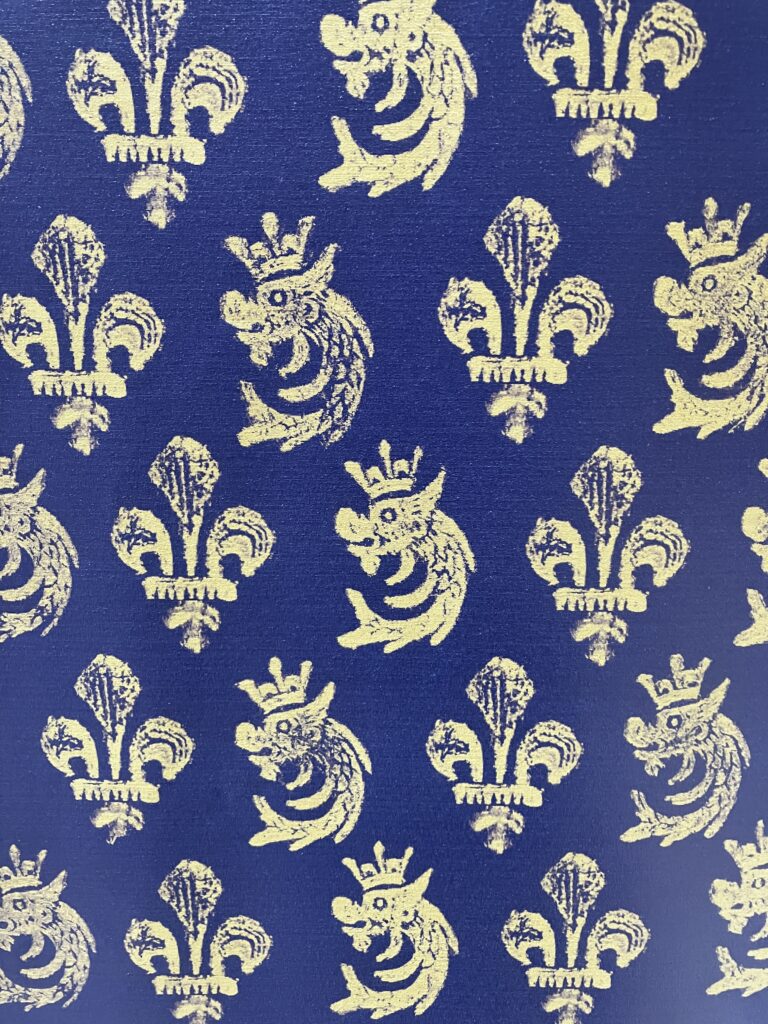 embleme héraldique du grand dauphin. Fond azur. Fleurs de lys et Dauphin couronné