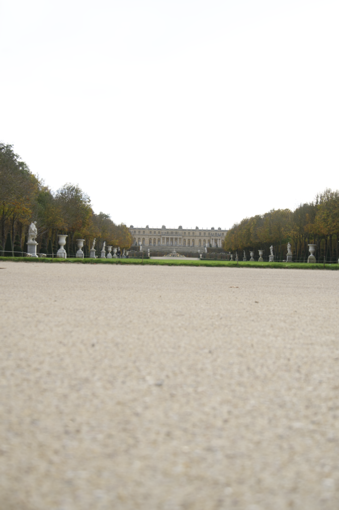 Contre plongée vers le chateau de Versailles à partir du bassin du Char d'Apollon.