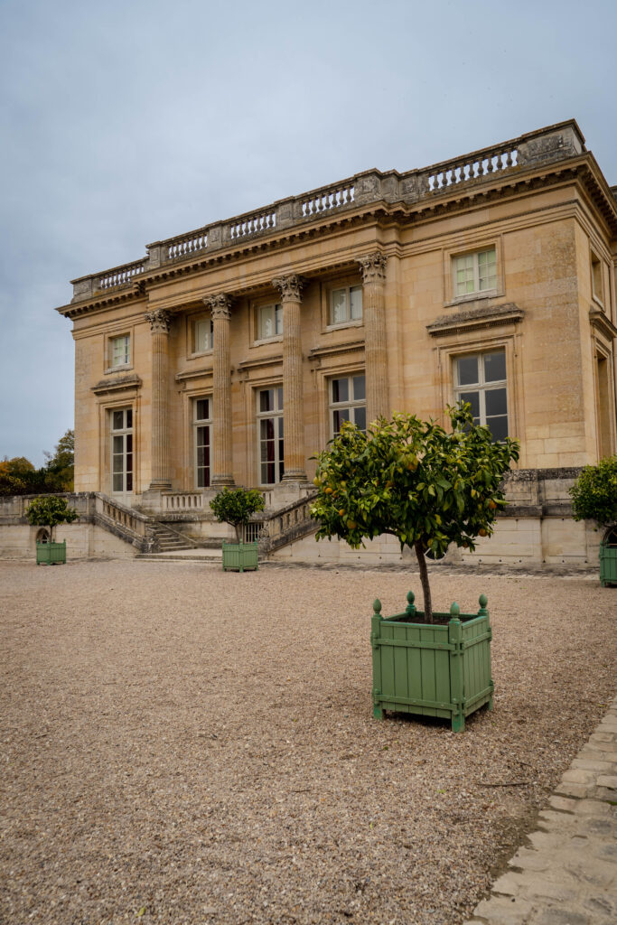 Petit trianon coté jardin français